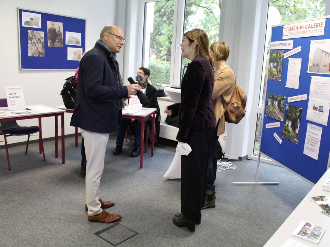 Tag der Familienforschung 2022 - Erster Bürgermeister, Hermann Nafziger, mit Barbara Reinicke, Gemeindearchivarin, am Infostand des Gemeindearchivs